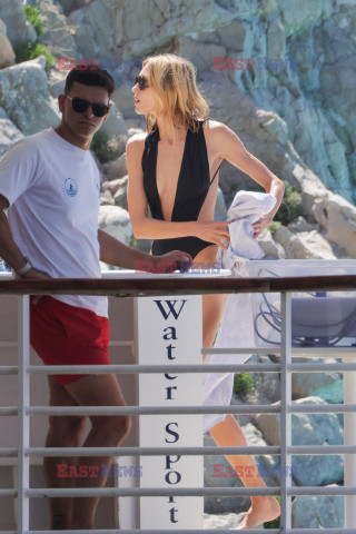 Anja Rubik na basenie w hotelu Cap Eden Roc