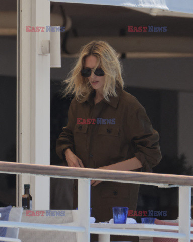 Anja Rubik na basenie w hotelu Cap Eden Roc