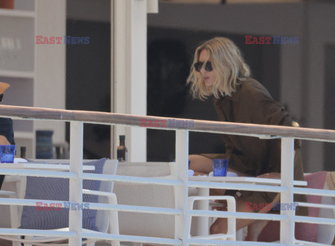 Anja Rubik na basenie w hotelu Cap Eden Roc