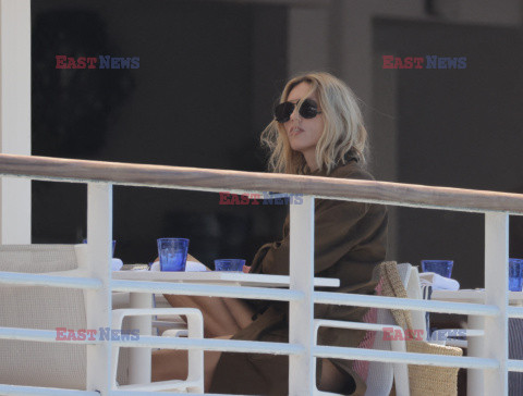 Anja Rubik na basenie w hotelu Cap Eden Roc