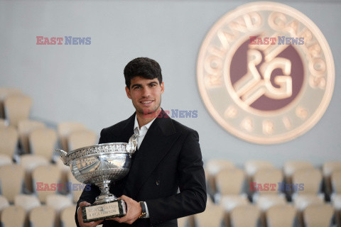 Carlos Alcaraz pozuje z Pucharem Rolanda Garros