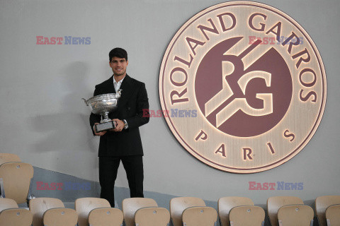 Carlos Alcaraz pozuje z Pucharem Rolanda Garros