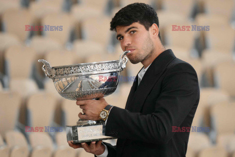 Carlos Alcaraz pozuje z Pucharem Rolanda Garros