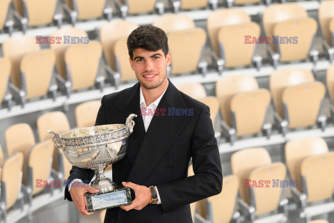 Carlos Alcaraz pozuje z Pucharem Rolanda Garros