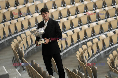 Carlos Alcaraz pozuje z Pucharem Rolanda Garros