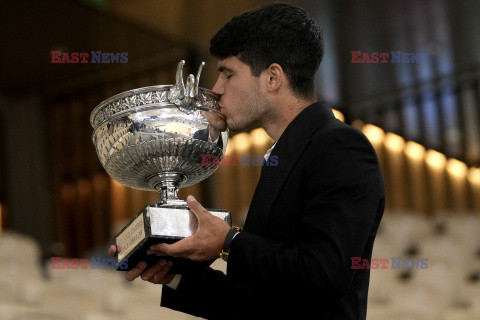 Carlos Alcaraz pozuje z Pucharem Rolanda Garros