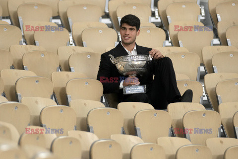 Carlos Alcaraz pozuje z Pucharem Rolanda Garros