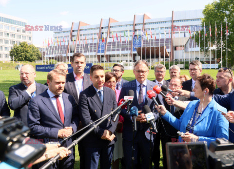 Europosłowie PiS przed siedzibą Rady Europy