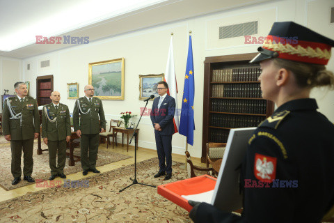 Flagi RP dla ultramaratończyka i pułku im. Zygmunta Szendzielarza