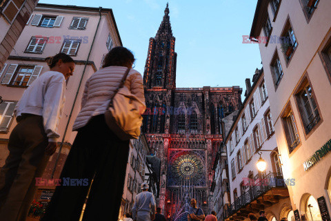 Iluminacja na fasadzie katedry w Strasbourgu