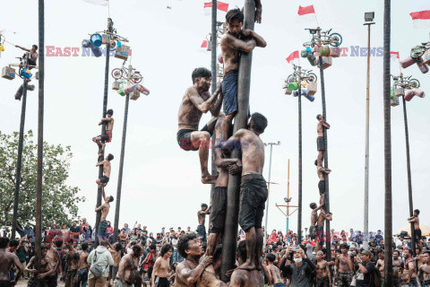 Tradycyjna gra Panjat Pinang w Indonezji