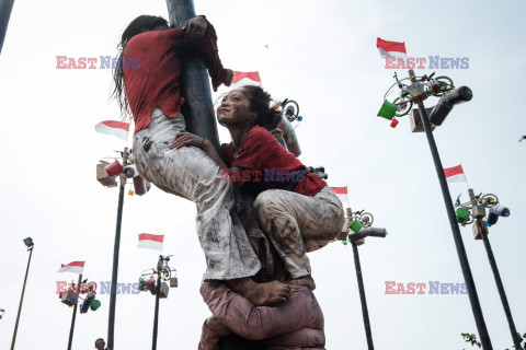 Tradycyjna gra Panjat Pinang w Indonezji