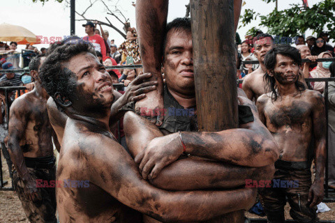 Tradycyjna gra Panjat Pinang w Indonezji