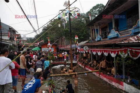 Tradycyjna gra Panjat Pinang w Indonezji