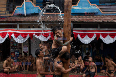 Tradycyjna gra Panjat Pinang w Indonezji