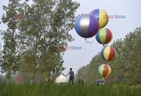 Opryskiwanie pola ryżowego za pomocą balonów z wodorem