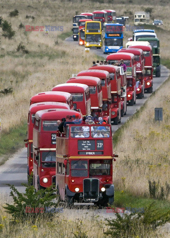 Kawalkada piętrowych autobusów w Wielkiej Brytanii