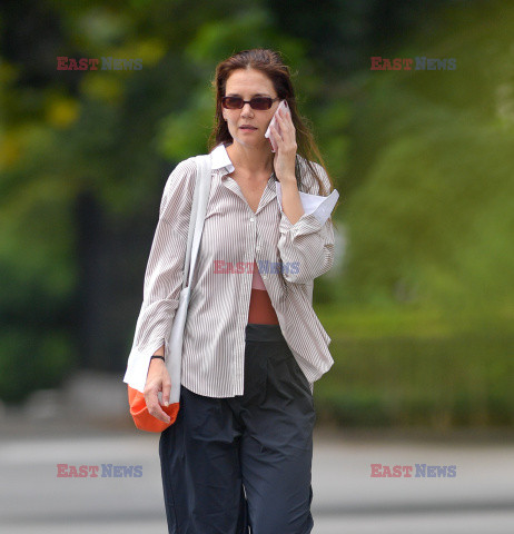 Katie Holmes rozmawia przez telefon