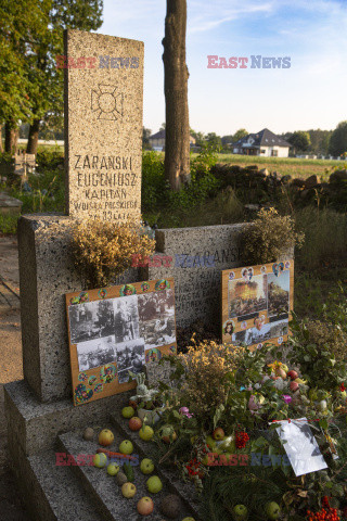 Niecodzienne przystrojenie grobu weteranów