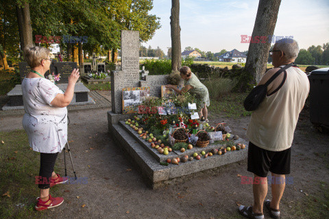 Niecodzienne przystrojenie grobu weteranów