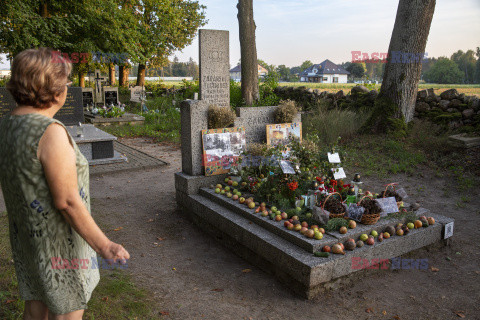 Niecodzienne przystrojenie grobu weteranów