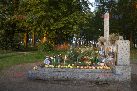 Niecodzienne przystrojenie grobu weteranów