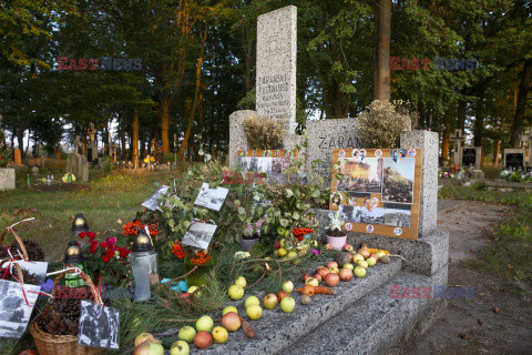 Niecodzienne przystrojenie grobu weteranów