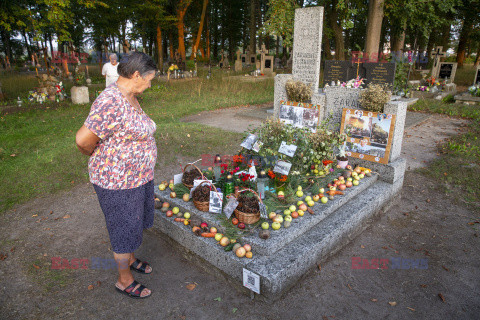 Niecodzienne przystrojenie grobu weteranów