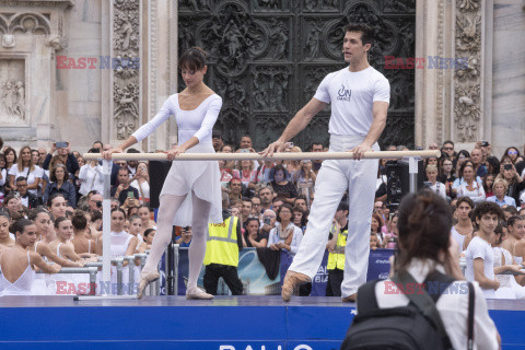 Tradycyjny taniec z Roberto Bolle w Mediolanie