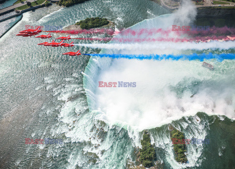 Red Arrows nad wodospadem Niagara