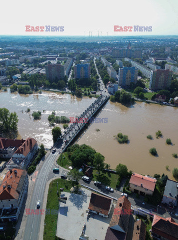 Fala kulminacyjna przechodzi przez Oławę