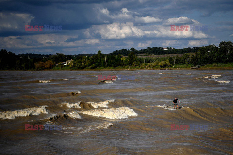 Paddleboardziści łapią fale Mascaret