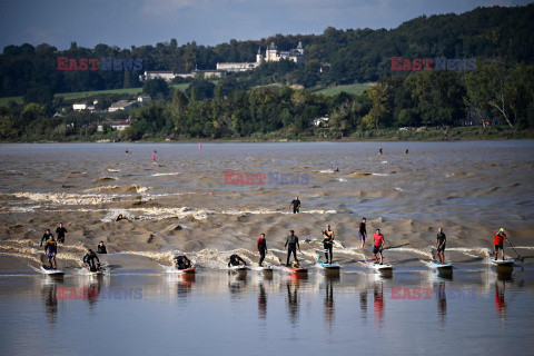 Paddleboardziści łapią fale Mascaret