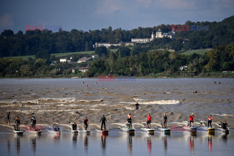 Paddleboardziści łapią fale Mascaret