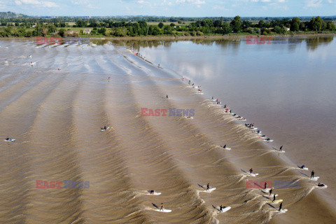 Paddleboardziści łapią fale Mascaret