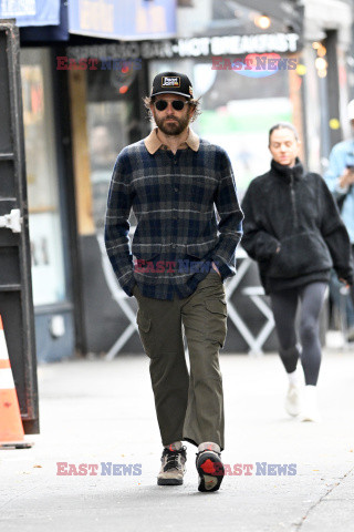 Bradley Cooper na porannym spacerze