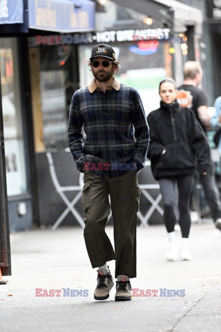 Bradley Cooper na porannym spacerze