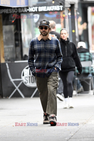 Bradley Cooper na porannym spacerze