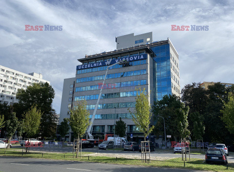 Zmiana logo na budynku d. Collegium Humanum