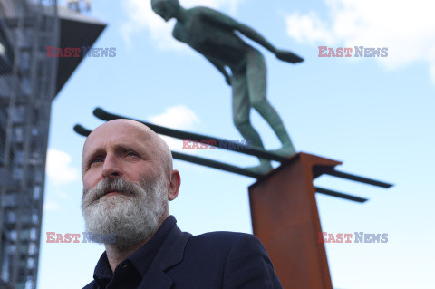 Rzeźba "Skoczek narciarski" w Parku Rzeźb Muzeum Sportu