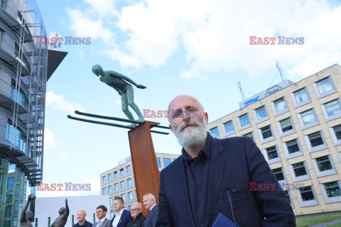 Rzeźba "Skoczek narciarski" w Parku Rzeźb Muzeum Sportu