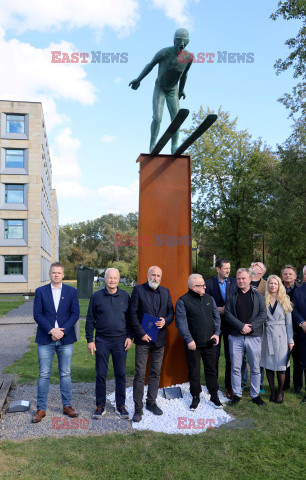 Rzeźba "Skoczek narciarski" w Parku Rzeźb Muzeum Sportu