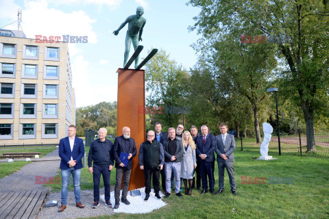 Rzeźba "Skoczek narciarski" w Parku Rzeźb Muzeum Sportu