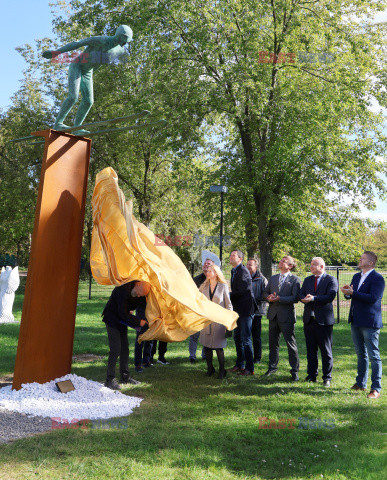 Rzeźba "Skoczek narciarski" w Parku Rzeźb Muzeum Sportu