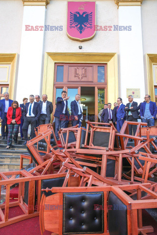 Członkowie opozycji palą krzesła przed parlamentem w Tiranie