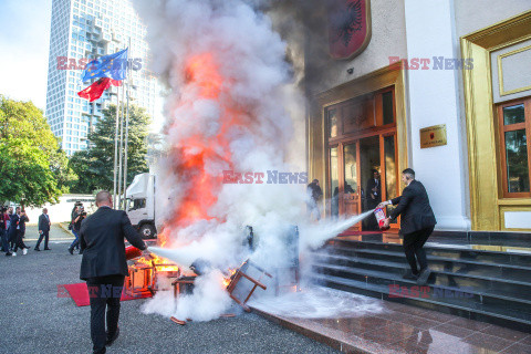 Członkowie opozycji palą krzesła przed parlamentem w Tiranie