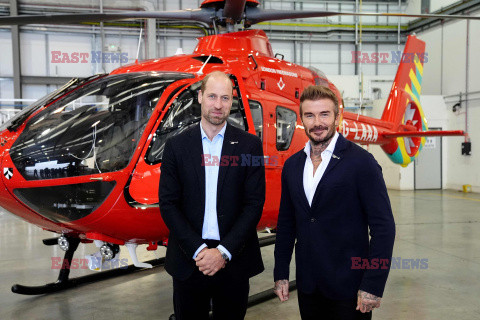 Książę Walii i David Beckham z jednym z nowych helikopterów London Air Ambulance