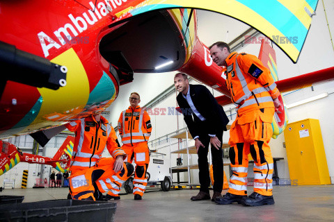 Książę Walii i David Beckham z jednym z nowych helikopterów London Air Ambulance