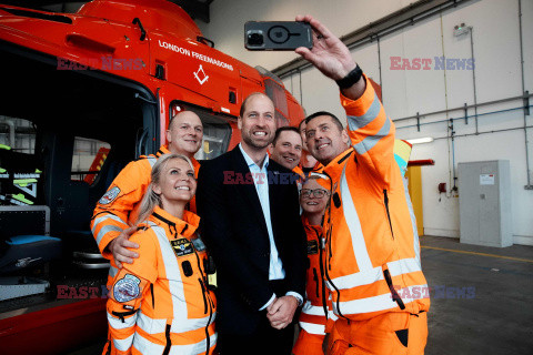 Książę Walii i David Beckham z jednym z nowych helikopterów London Air Ambulance