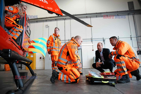 Książę Walii i David Beckham z jednym z nowych helikopterów London Air Ambulance